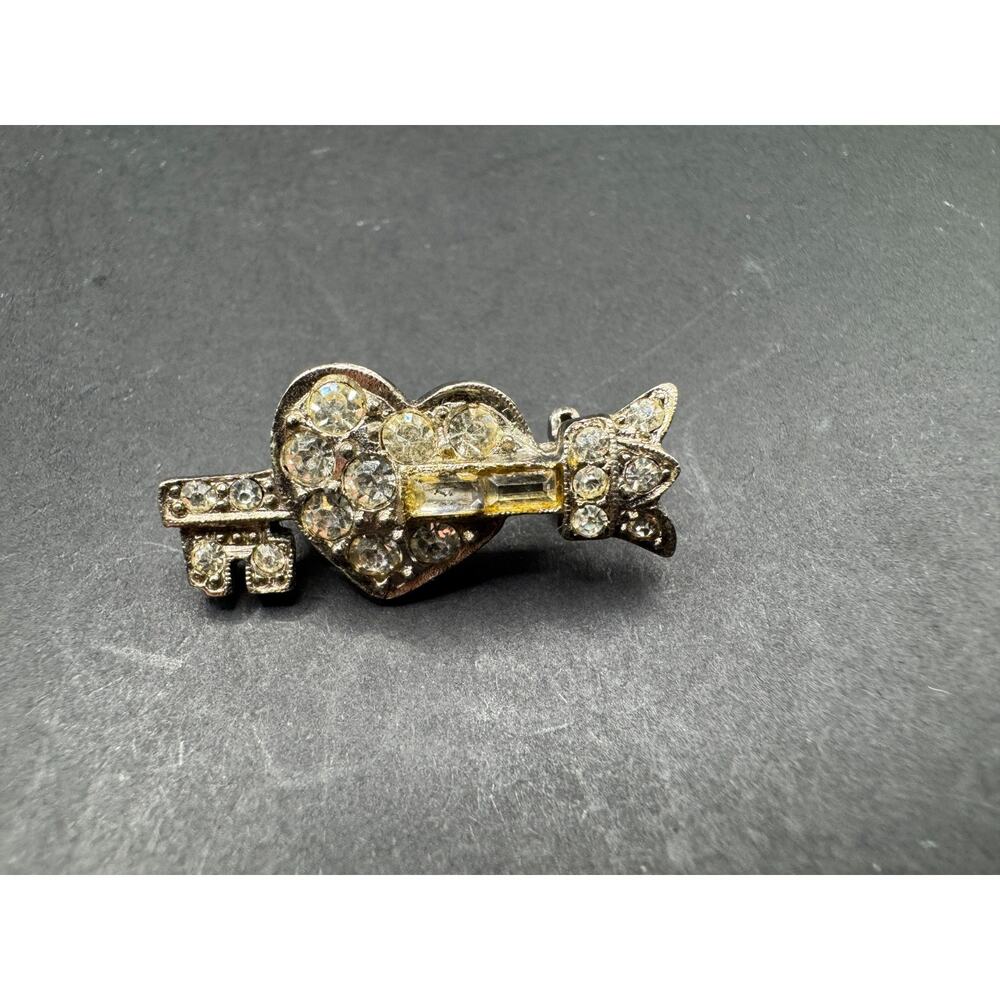Vintage Karu Signed Silver Tone Rhinestone Key Through Heart Pin Brooch